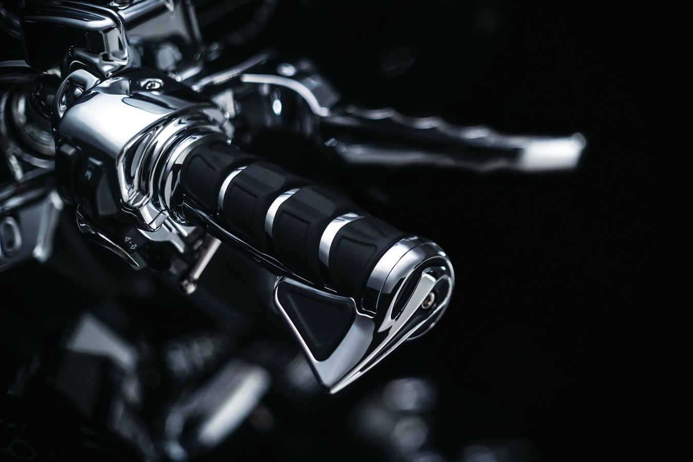 Black 25mm Motorcycle Hand Grips With Throttle Boss - Fits Suzuki Boulevard M109R, M50, M90, M95