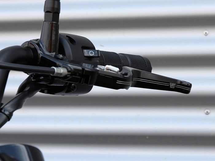 Make: Indian Model: Sport Chief Year: 2025, 2024, 2023 Remarks: Clutch lever, choose adjuster color Country of Manufacture: Germany Clutch Lever 2Stripes, 6x adjustable, wide lever, billet aluminum, Indian Chief Vintage, Chief Bobber Dark Horse 116, Chief Dark