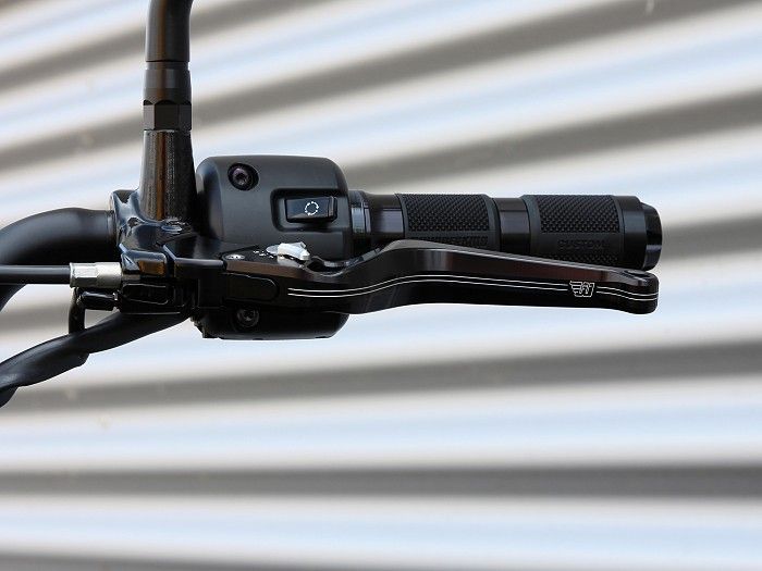 Make: Indian Model: Sport Chief Year: 2025, 2024, 2023 Remarks: Clutch lever, choose adjuster color Country of Manufacture: Germany Clutch Lever 2Stripes, 6x adjustable, wide lever, billet aluminum, Indian Chief Vintage, Chief Bobber Dark Horse 116, Chief Dark