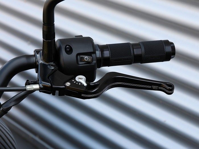Make: Indian Model: Sport Chief Year: 2025, 2024, 2023 Remarks: Clutch lever, choose adjuster color Country of Manufacture: Germany Clutch Lever 2Stripes, 6x adjustable, wide lever, billet aluminum, Indian Chief Vintage, Chief Bobber Dark Horse 116, Chief Dark