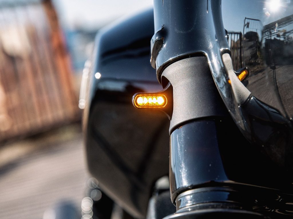 Cover For Upper Fork Legs With Integrated Turn Signals, Short Version