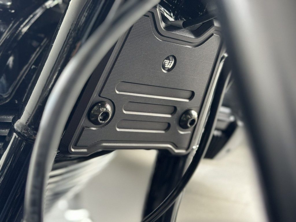 This beautifully designed cover provides a remedy to cover a not so attractive area. It also matches the design of the cover, which elegantly closes the open frame triangle. This cover is also bead-blasted and black anodized.
Details:
CNC-milled, surface bead-blasted and anodized in satin black.
Covers the distributor of the front brake lines.
Included in delivery:
Cover
Mounting material
Small parts
Note:
Only fits if no crash bars are fitted to the motorcycle.