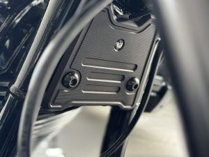 This beautifully designed cover provides a remedy to cover a not so attractive area. It also matches the design of the cover, which elegantly closes the open frame triangle. This cover is also bead-blasted and black anodized. Details: CNC-milled, surface bead-blasted and anodized in satin black. Covers the distributor of the front brake lines. Included in delivery: Cover Mounting material Small parts Note: Only fits if no crash bars are fitted to the motorcycle.