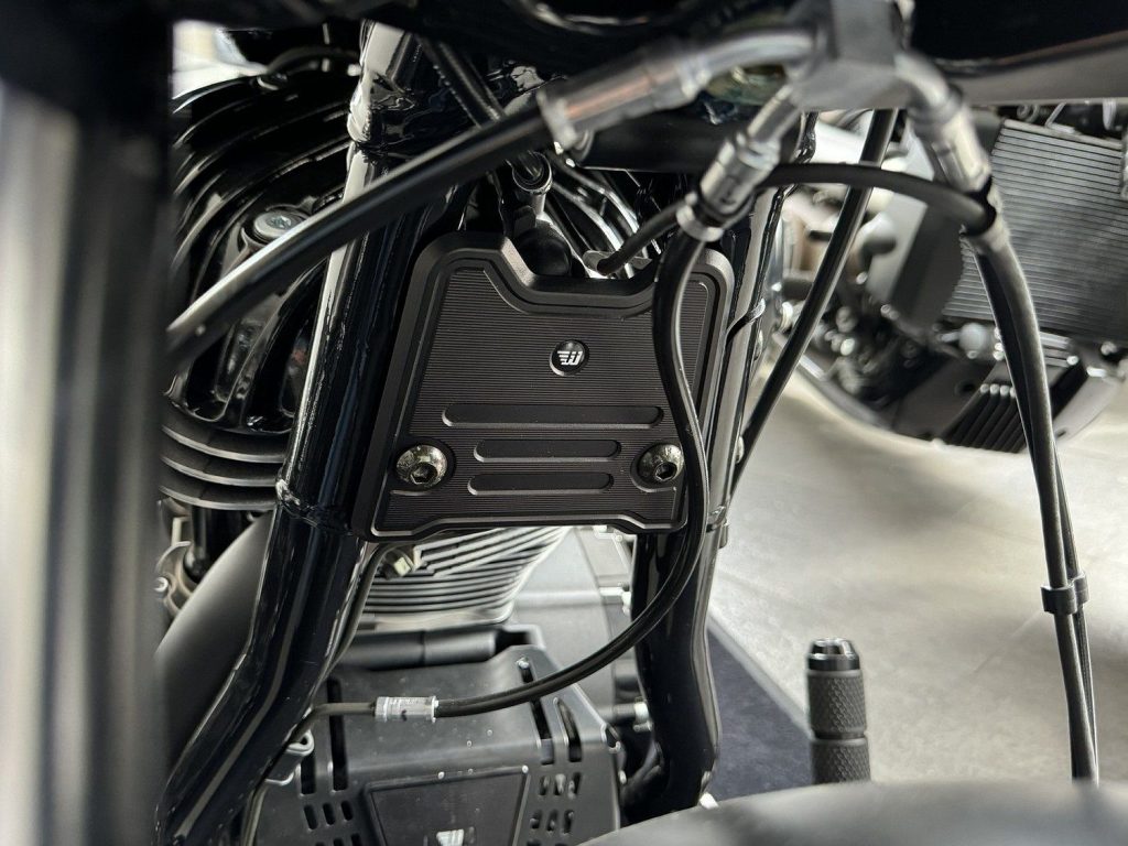 This beautifully designed cover provides a remedy to cover a not so attractive area. It also matches the design of the cover, which elegantly closes the open frame triangle. This cover is also bead-blasted and black anodized.
Details:
CNC-milled, surface bead-blasted and anodized in satin black.
Covers the distributor of the front brake lines.
Included in delivery:
Cover
Mounting material
Small parts
Note:
Only fits if no crash bars are fitted to the motorcycle.