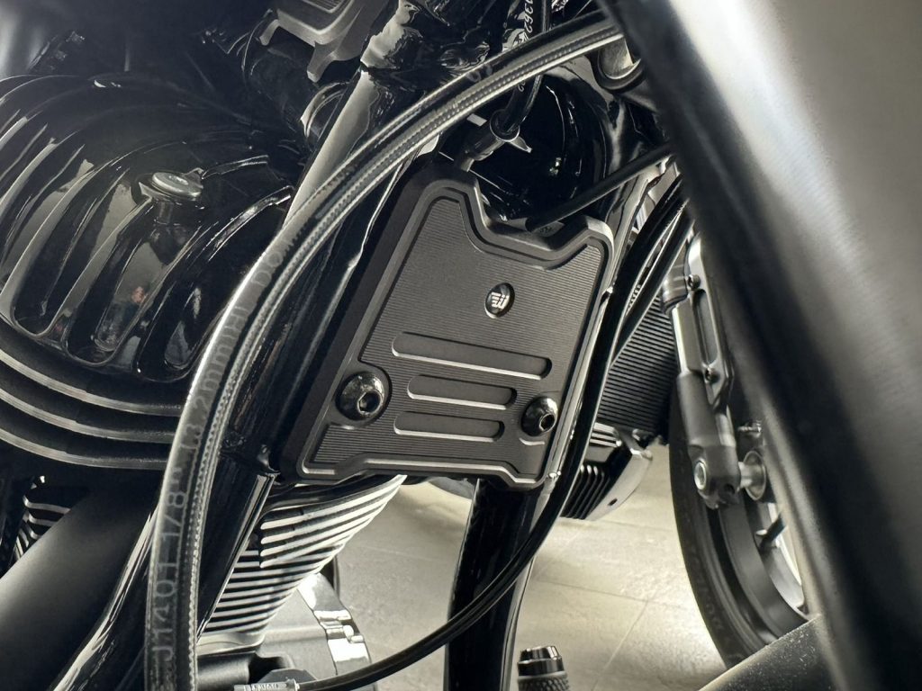 This beautifully designed cover provides a remedy to cover a not so attractive area. It also matches the design of the cover, which elegantly closes the open frame triangle. This cover is also bead-blasted and black anodized.
Details:
CNC-milled, surface bead-blasted and anodized in satin black.
Covers the distributor of the front brake lines.
Included in delivery:
Cover
Mounting material
Small parts
Note:
Only fits if no crash bars are fitted to the motorcycle.