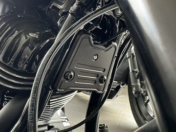 This beautifully designed cover provides a remedy to cover a not so attractive area. It also matches the design of the cover, which elegantly closes the open frame triangle. This cover is also bead-blasted and black anodized.
Details:
CNC-milled, surface bead-blasted and anodized in satin black.
Covers the distributor of the front brake lines.
Included in delivery:
Cover
Mounting material
Small parts
Note:
Only fits if no crash bars are fitted to the motorcycle.