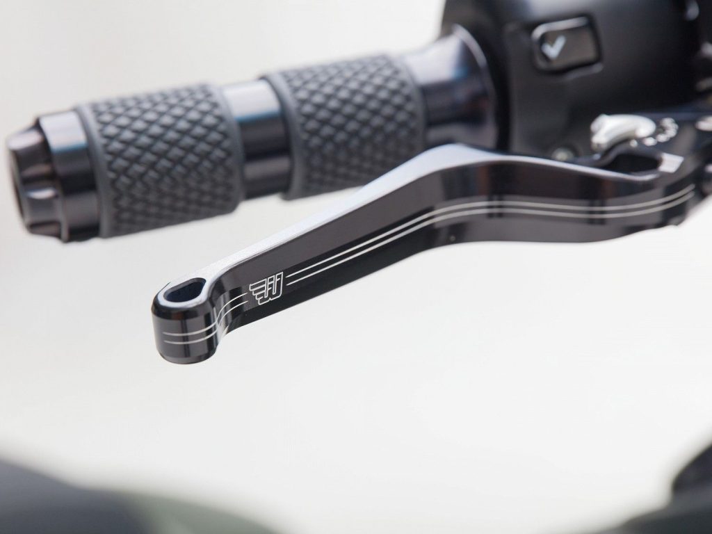 6-point-adjustable motorcycle lever Wide gripping surface. Lever with expressive contrast-cut. The adjuster is available in many modern colors. Adjustable while driving even with one hand. Perfect ergonomics and detailed grip feeling. CNC-milled aluminum. 