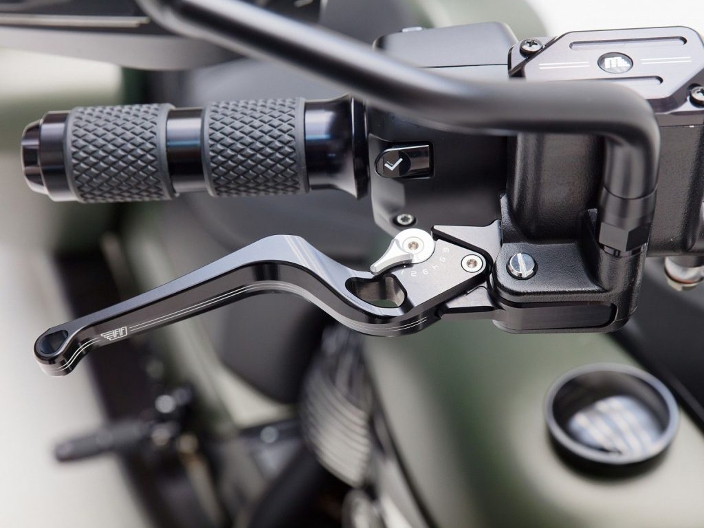 6-point-adjustable motorcycle lever Wide gripping surface. Lever with expressive contrast-cut. The adjuster is available in many modern colors. Adjustable while driving even with one hand. Perfect ergonomics and detailed grip feeling. CNC-milled aluminum. 