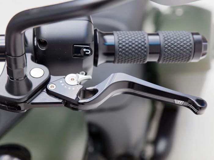 6-point-adjustable motorcycle lever Wide gripping surface. Lever with expressive contrast-cut. The adjuster is available in many modern colors. Adjustable while driving even with one hand. Perfect ergonomics and detailed grip feeling. CNC-milled aluminum. 